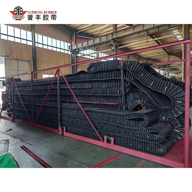 Naka-cleated na Conveyor Belt